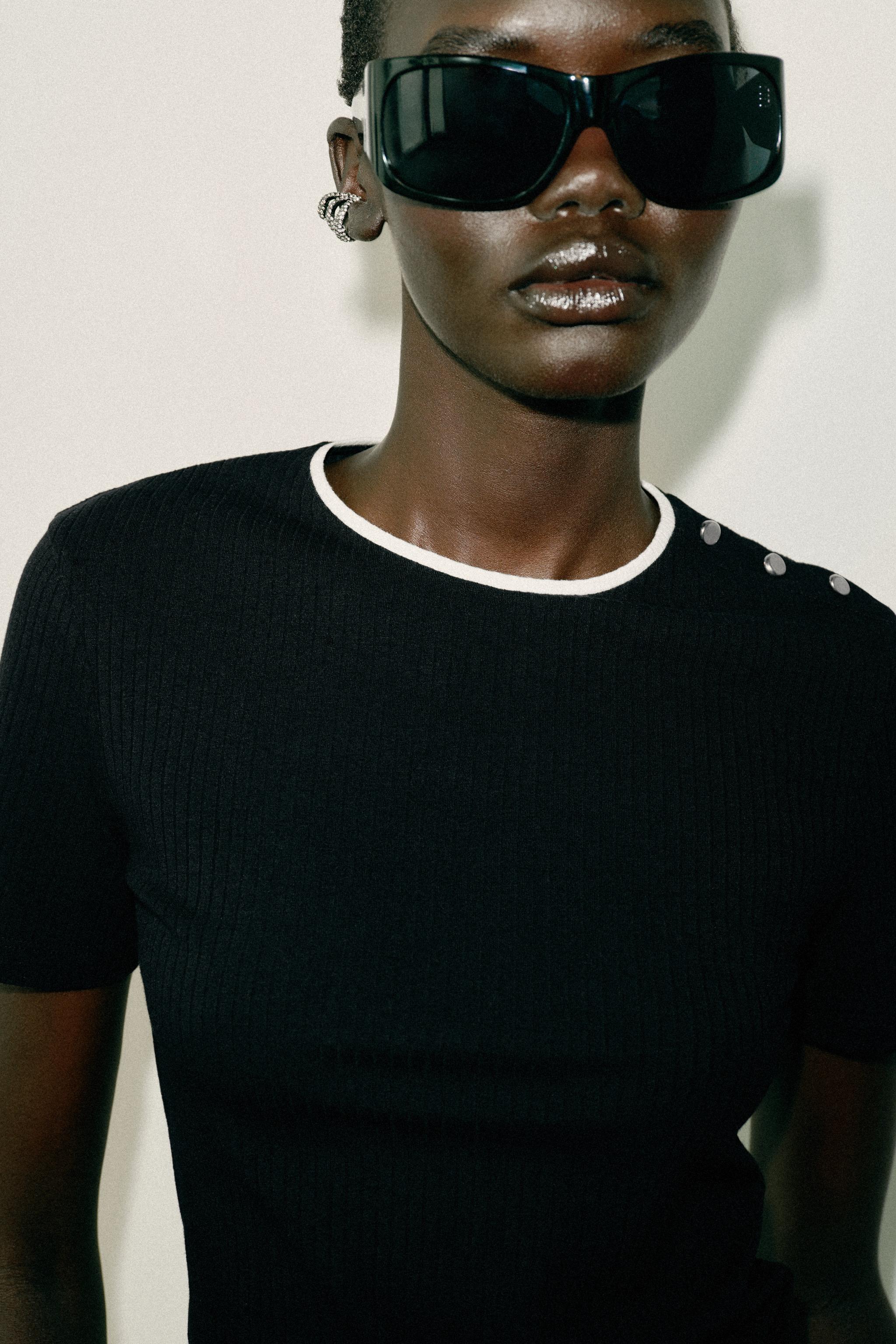 BUTTON TRIM T-SHIRT